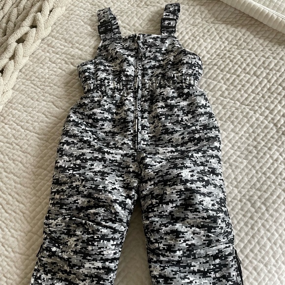 FALLS CREEK KIDS BLK/WHITE/GREY CAMO SNOW BIBS SIZE 24 MONTHS - Picture 1 of 9